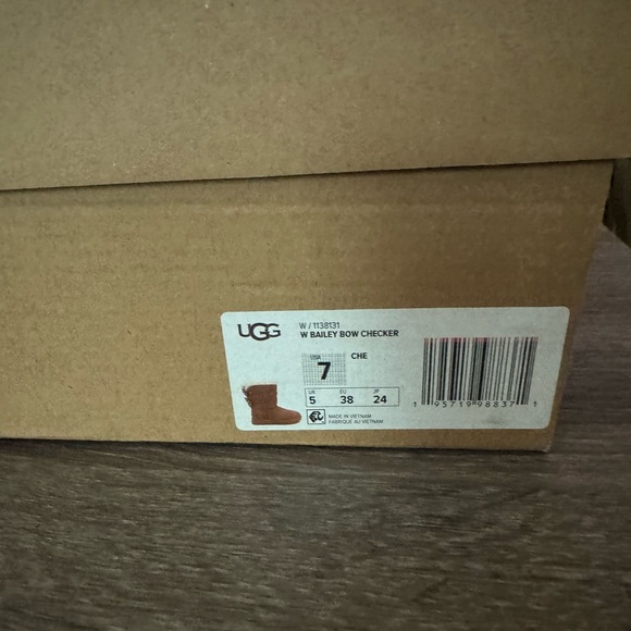 New with box Ugg Bailey Bow checkered, chestnut size 7. - Picture 3 of 11